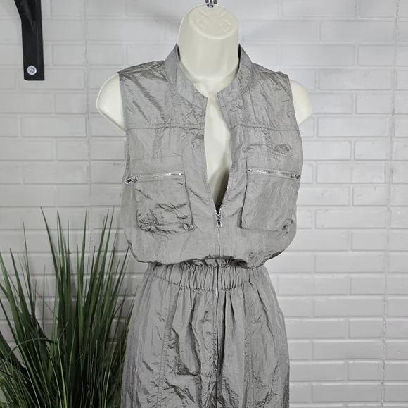Forever 21 Gray Halographic Sleeveless Cargo Jumpsuit Size Large - Picture 15 of 16